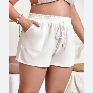 Zenana Size XL  beige shorts has side pockets